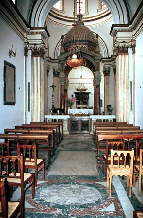One of the side chapels.