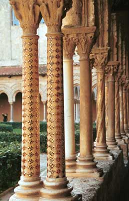 The columns in the courtyard were intricately decorated in mosaics in different patterns.