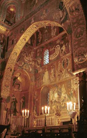 An archway over an altar in the Palatina.